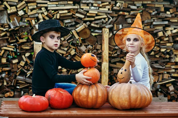 Feriado Halloween Crianças Engraçadas Trajes Com Abóboras — Fotografia de Stock