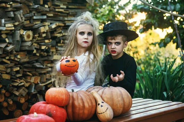 Feriado Halloween Crianças Engraçadas Trajes Com Abóboras — Fotografia de Stock