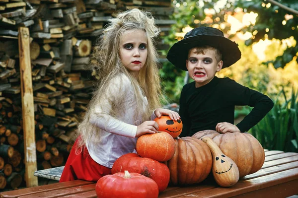 Feriado Halloween Crianças Engraçadas Trajes Com Abóboras — Fotografia de Stock