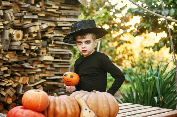 Fiesta Halloween Niño Con Traje Aire Libre Bebé Con Calabazas — Foto de Stock