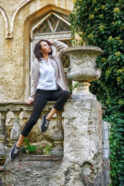 Eski kasabadaki genç kız.