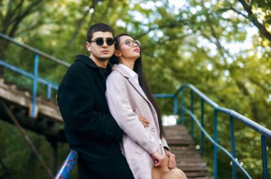 Bir sonbahar günü şehirde Park bir yolda aşık bir çift. İnsanlar kat olarak