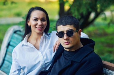 Irklararası çift, Asya ve beyaz erkek. Genç bir romantik çift portresi