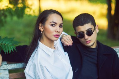 Irklararası çift, Asya ve beyaz erkek. Genç bir romantik çift portresi