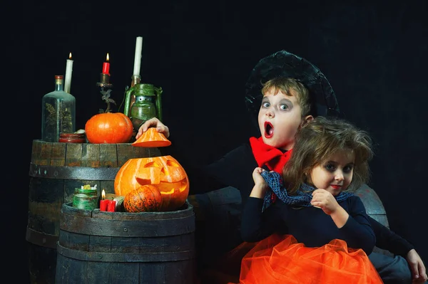 Hermano Hermana Halloween Niños Divertidos Con Disfraces Carnaval Sobre Fondo — Foto de Stock