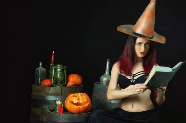 Dívka Den Halloween Vydlabaných Dýní Svíčky Tmavém Pozadí — Stock fotografie