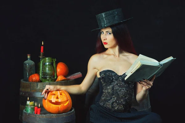 Dívka Den Halloween Vydlabaných Dýní Svíčky Tmavém Pozadí — Stock fotografie