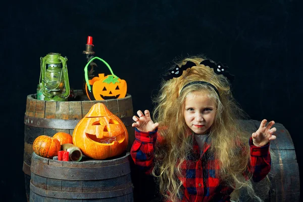 Roztomilá Holčička Podobě Čarodějnice Halloween Dekorace — Stock fotografie
