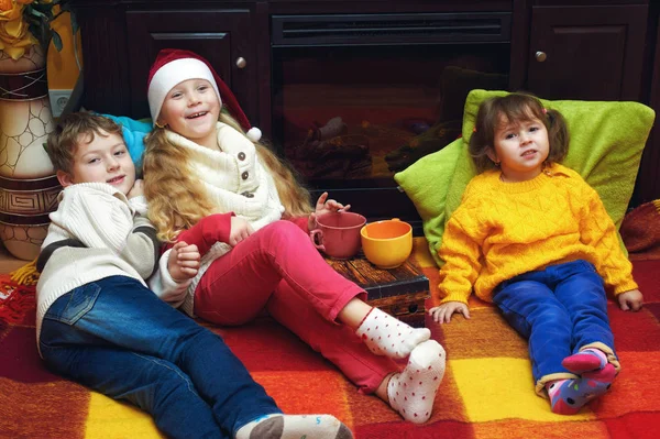 Vrolijke Kinderen Warme Truien Bij Open Haard Portret Winter Het — Stockfoto