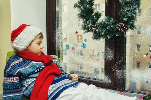 Retrato Menino Uma Camisola Quente Chapéu Papai Noel Casa — Fotografia de Stock