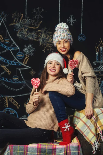 Jonge Vrouwen Santa Hoeden Voor Kerstmis Meisjes Gekleed Warme Truien — Stockfoto