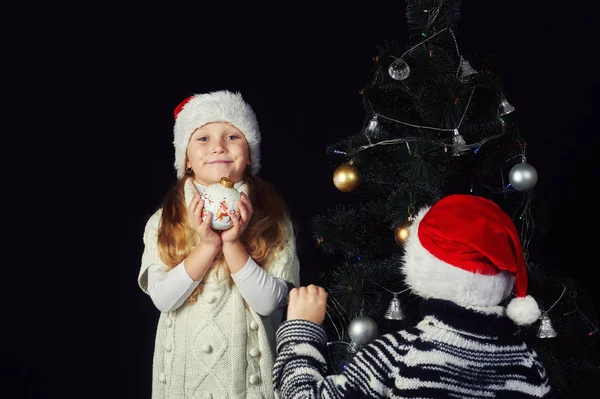 Crianças Felizes Véspera Natal Decoram Árvore Natal Crianças Estão Vestidas — Fotografia de Stock