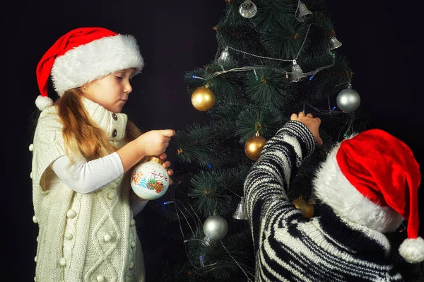 Vrolijke Kinderen Kerstavond Versier Kerstboom Kinderen Zijn Gekleed Warme Truien — Stockfoto
