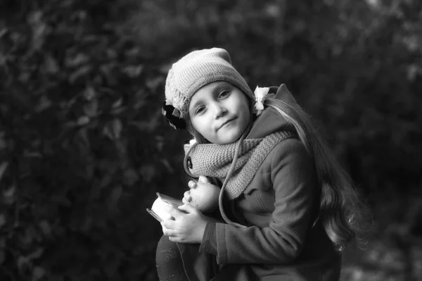 赤い暖かいコートに身を包んだ秋公園 子供の女の子の肖像画 — ストック写真
