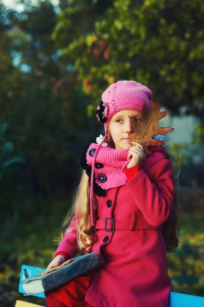 Portret Dziewczynki Jesieni Park Dziecko Ubrane Czerwone Ciepłe Futro — Zdjęcie stockowe