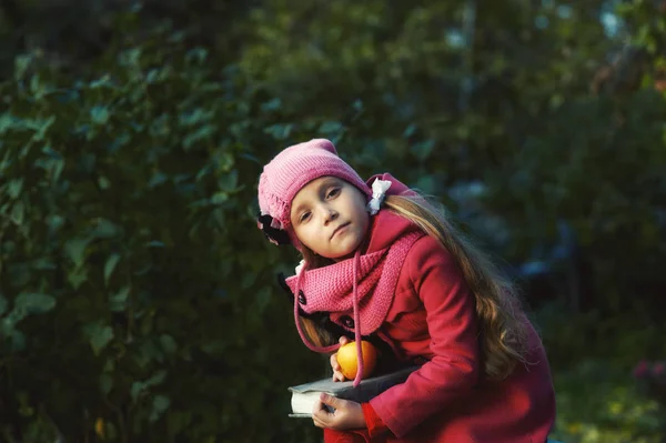 Portret Dziewczynki Jesieni Park Dziecko Ubrane Czerwone Ciepłe Futro — Zdjęcie stockowe
