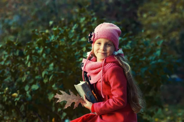 Ritratto Una Ragazza Parco Autunnale Bambino Vestito Con Cappotto Rosso — Foto Stock