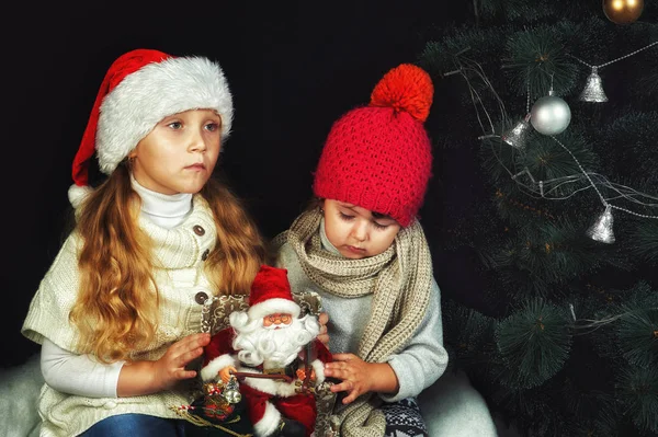 Crianças Felizes Véspera Natal Decoram Árvore Natal Crianças Estão Vestidas — Fotografia de Stock