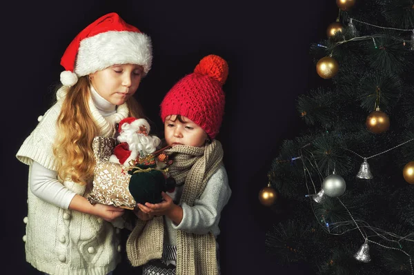 Crianças Felizes Véspera Natal Decoram Árvore Natal Crianças Estão Vestidas — Fotografia de Stock