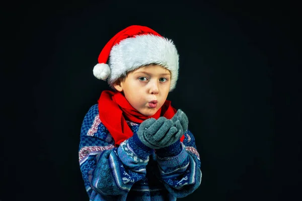 Retrato Estúdio Menino Alegre Criança Está Vestida Com Suéter Malha — Fotografia de Stock