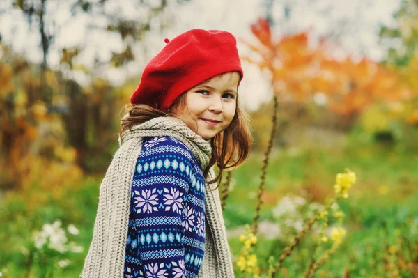 Retrato Uma Menina Queda Natureza Criança Uma Camisola Quente Boina — Fotografia de Stock