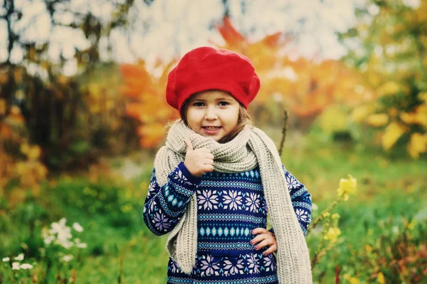 Portret Dziewczynki Przyrodzie Jesienią Dziecko Ciepły Sweter Beret — Zdjęcie stockowe