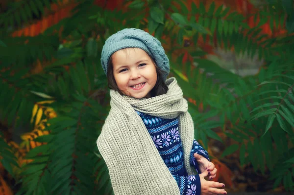 Ritratto Una Bambina Berretto Una Passeggiata Autunnale — Foto Stock