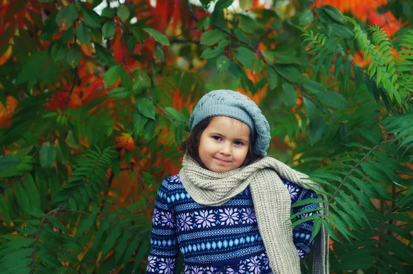 Ritratto Una Bambina Berretto Una Passeggiata Autunnale — Foto Stock