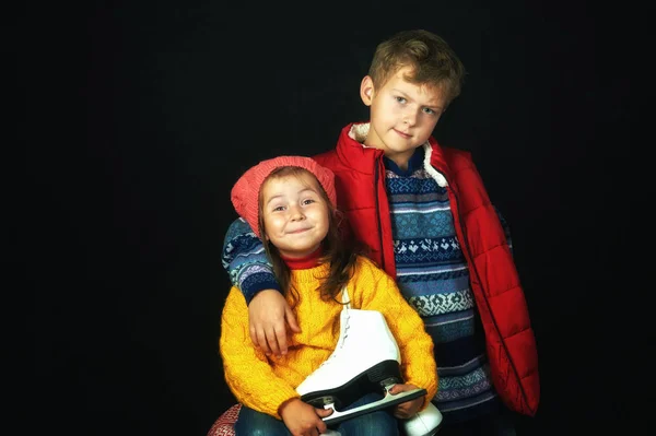 Portret Dzieci Ciepłe Swetry Ciemnym Tle Koncepcja Odzieży Zimowej Dla — Zdjęcie stockowe