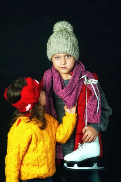 Retrato Crianças Suéteres Quentes Fundo Escuro Conceito Roupas Inverno Para — Fotografia de Stock