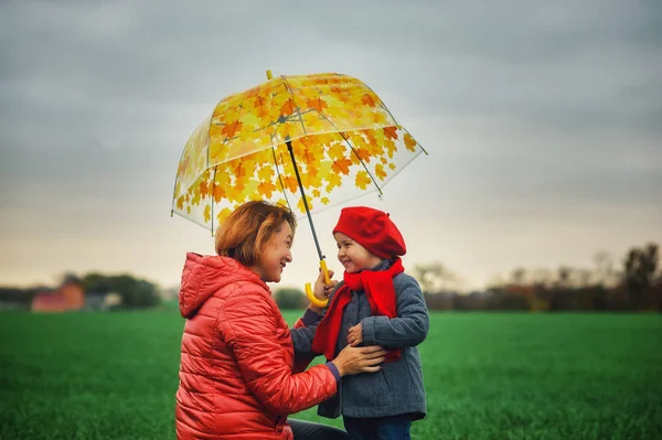 Madre Hija Otoño Caminata Parque — Foto de Stock