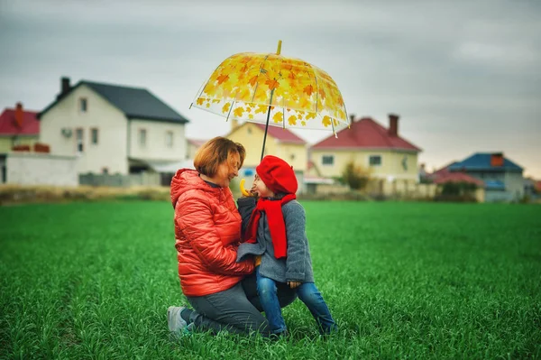 Mother Daughter Autumn Walk Park — Stock Photo, Image