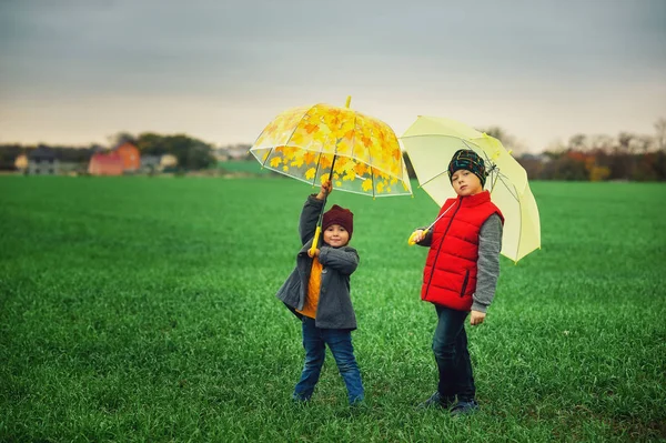 Fröhliches Geschwisterpaar Beim Herbstspaziergang Kinder Mit Bunten Regenschirmen — Stockfoto