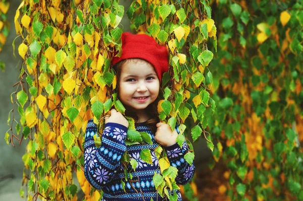 Portret Dziewczynki Jasne Beret Jesienny Spacer — Zdjęcie stockowe