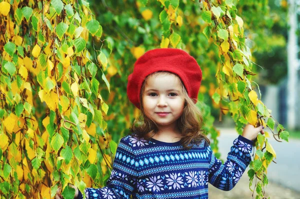 Portret Dziewczynki Jasne Beret Jesienny Spacer — Zdjęcie stockowe