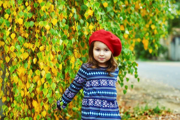 Ritratto Una Bambina Luminoso Basco Una Passeggiata Autunnale — Foto Stock