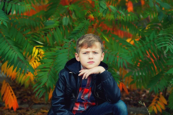 Retrato Menino Adolescente Dia Outono Criança Uma Jaqueta Couro Escuro — Fotografia de Stock