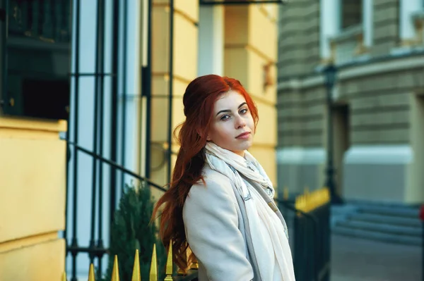 Портрет Молодой Красивой Рыжеволосой Девушки Осеннем Городе Женщина Пальто Зеленом — стоковое фото