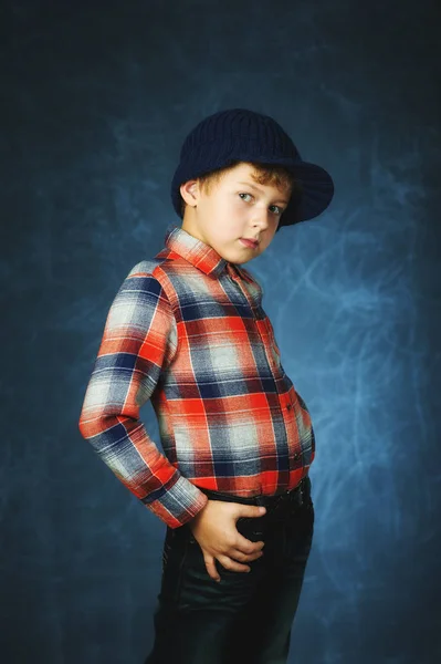 Προσωπογραφία Αγοριού Ένα Πλεκτό Καπέλο Σκούρο Φόντο — Φωτογραφία Αρχείου