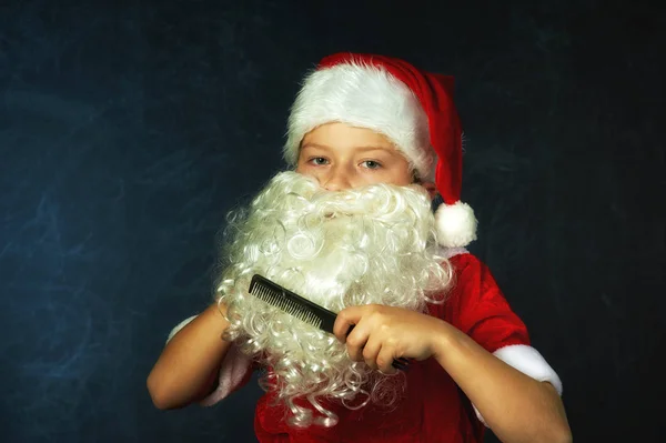 Προσωπογραφία Αγοριού Ντυμένος Άγιος Βασίλης Σκούρο Φόντο — Φωτογραφία Αρχείου