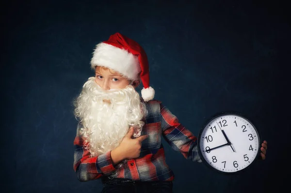 Retrato Menino Com Relógio Chapéu Papai Noel Fundo Escuro Feliz — Fotografia de Stock