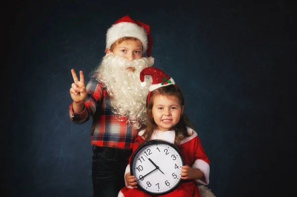 Divertido Hermano Hermana Trajes Navidad Sobre Fondo Oscuro Niños Esperando — Foto de Stock