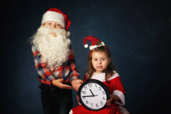 Divertido Hermano Hermana Trajes Navidad Sobre Fondo Oscuro Niños Esperando — Foto de Stock