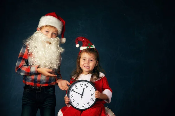 Irmão Engraçado Irmã Trajes Natal Fundo Escuro Crianças Esperando Pelo — Fotografia de Stock