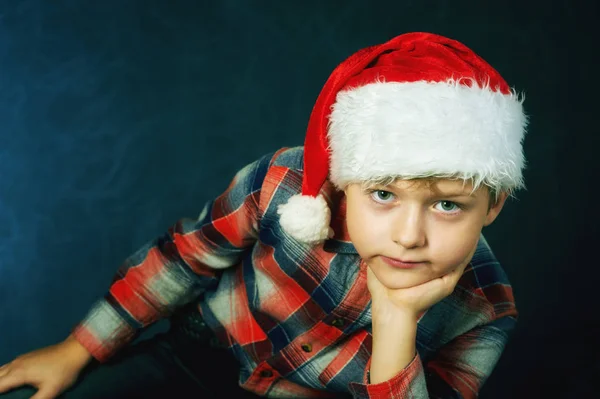 Portret Van Een Jongen Een Gebreide Muts Een Donkere Achtergrond — Stockfoto