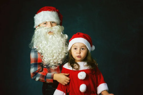 Αστείο Αδελφός Και Αδελφή Χριστουγεννιάτικες Στολές Σκούρο Φόντο Παιδιά Που — Φωτογραφία Αρχείου