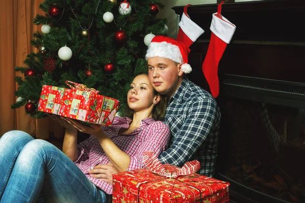 Jong Koppel Verliefd Kerstavond Jongeren Geruite Overhemden Kerstmuts Het Huis — Stockfoto