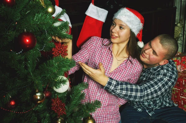 Pareja Joven Enamorada Nochebuena Jóvenes Con Camisas Cuadros Sombrero Santa — Foto de Stock