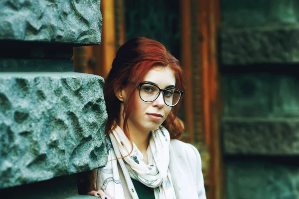 Retrato Una Joven Hermosa Mujer Pelirroja Moda Con Pelo Largo —  Fotos de Stock