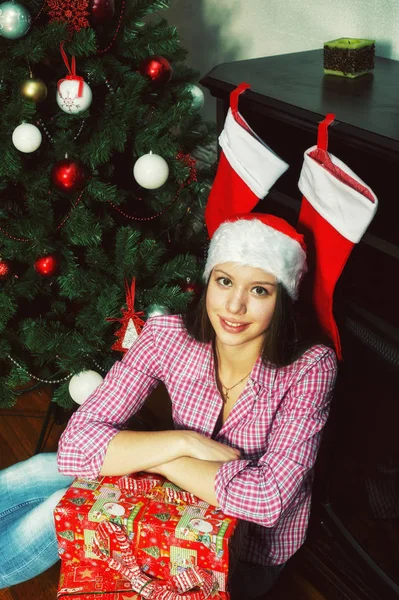 Young Woman Santa Hat Gifts House — Stock Photo, Image
